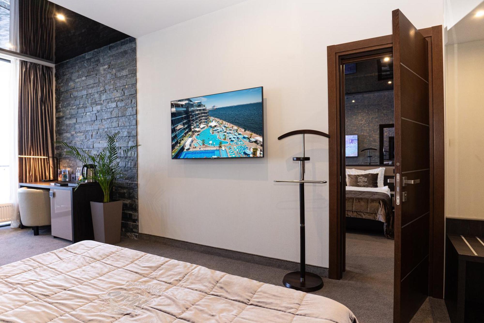 Nemo Hotel Resort & Spa Odesa Room photo A TV lift