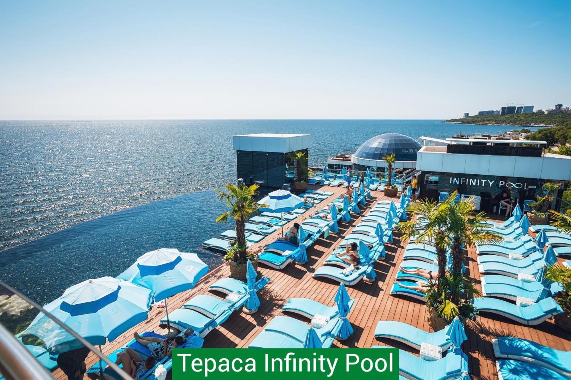 Nemo Hotel Resort & Spa Odesa Exterior photo Infinity pool